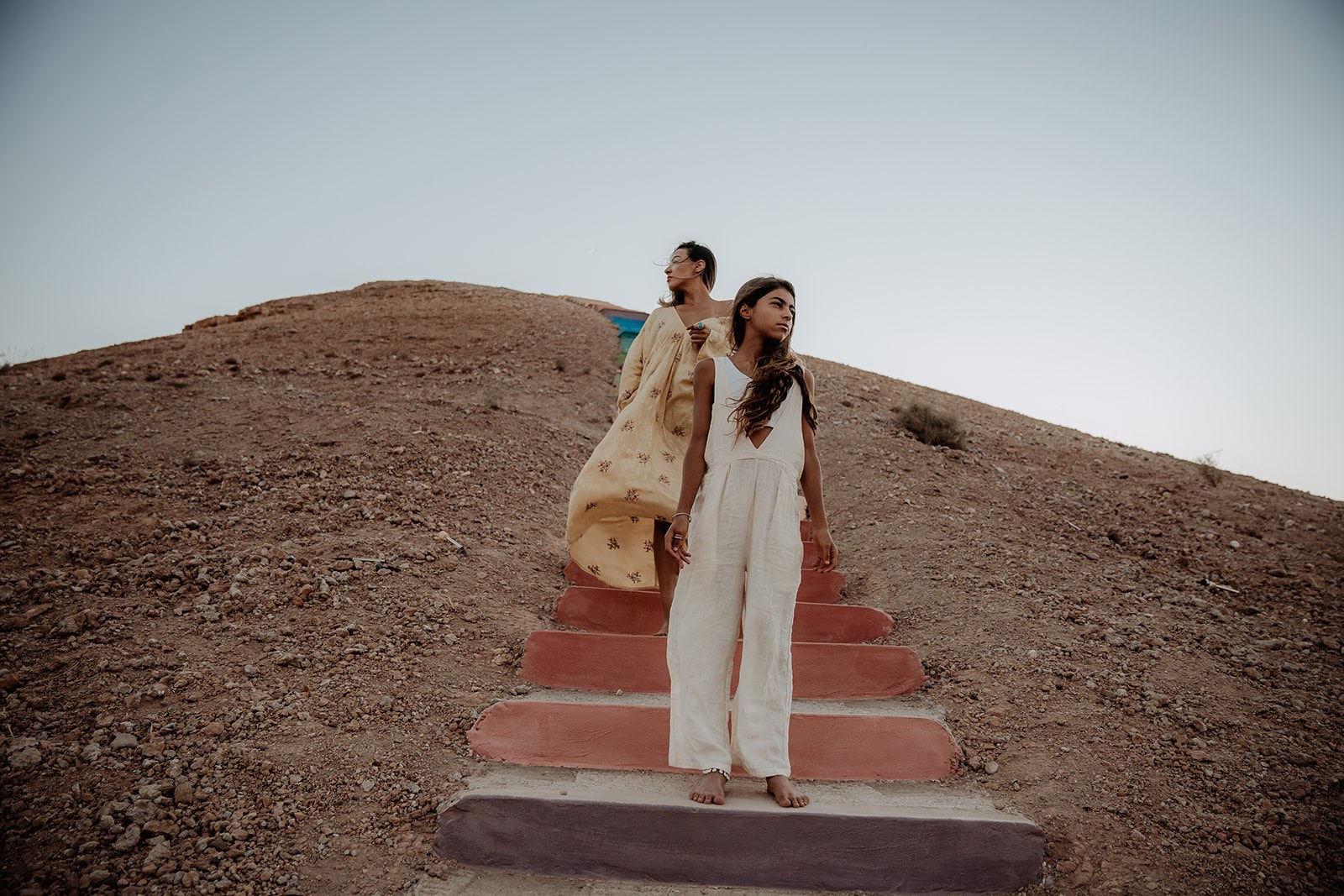 Portrait en duo sur un escalier dans le paysage