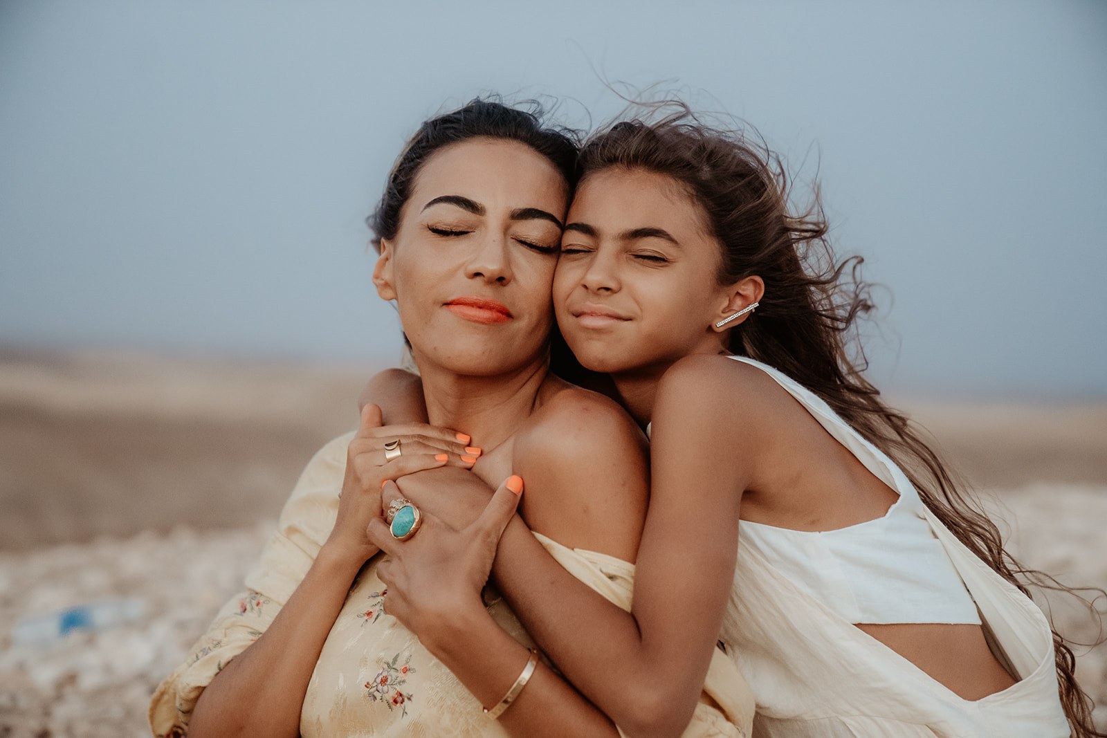 Portrait en duo dans un paysage désertique
